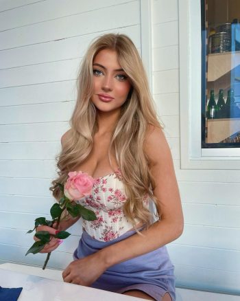 Victoria Rozmajzl sosteniendo una rosa mientras posa