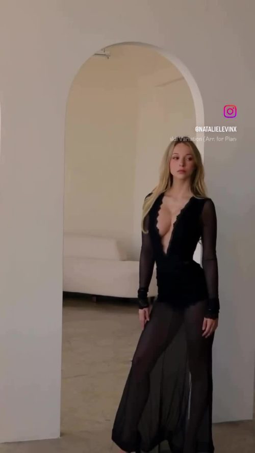 Natalie Levín modela con vestido largo elegante y con escote sexy Natalie Levin