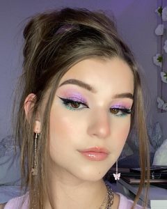 Brooke Monk con maquillaje colorido y ojos delineados