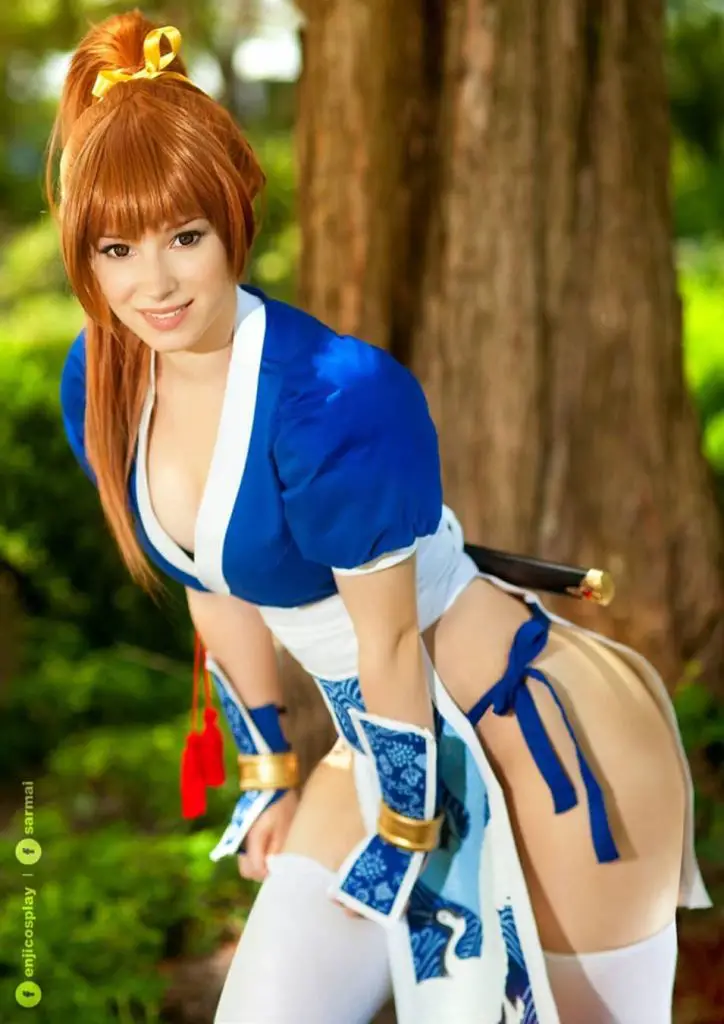 Enji Night en un cosplay detallado de personaje de anime