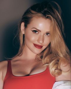 Primer plano de Mia Malkova en top rojo