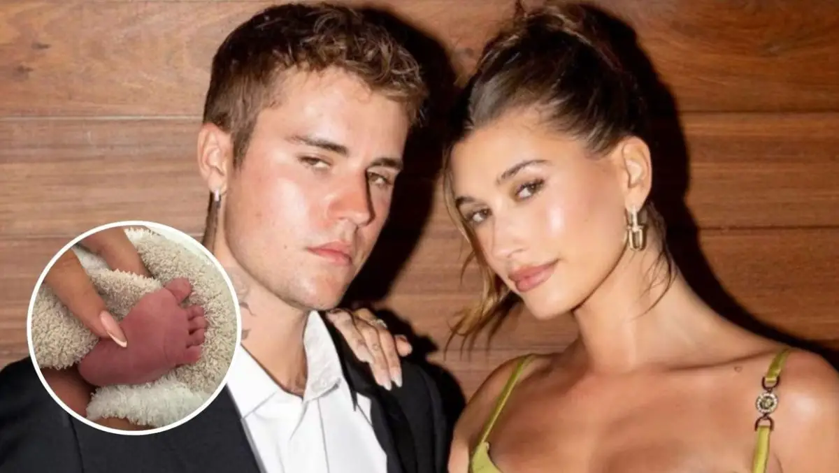 Hailey y Justin Bieber posan juntos, con una imagen insertada del pie de su recién nacido, Jack Blues Bieber.