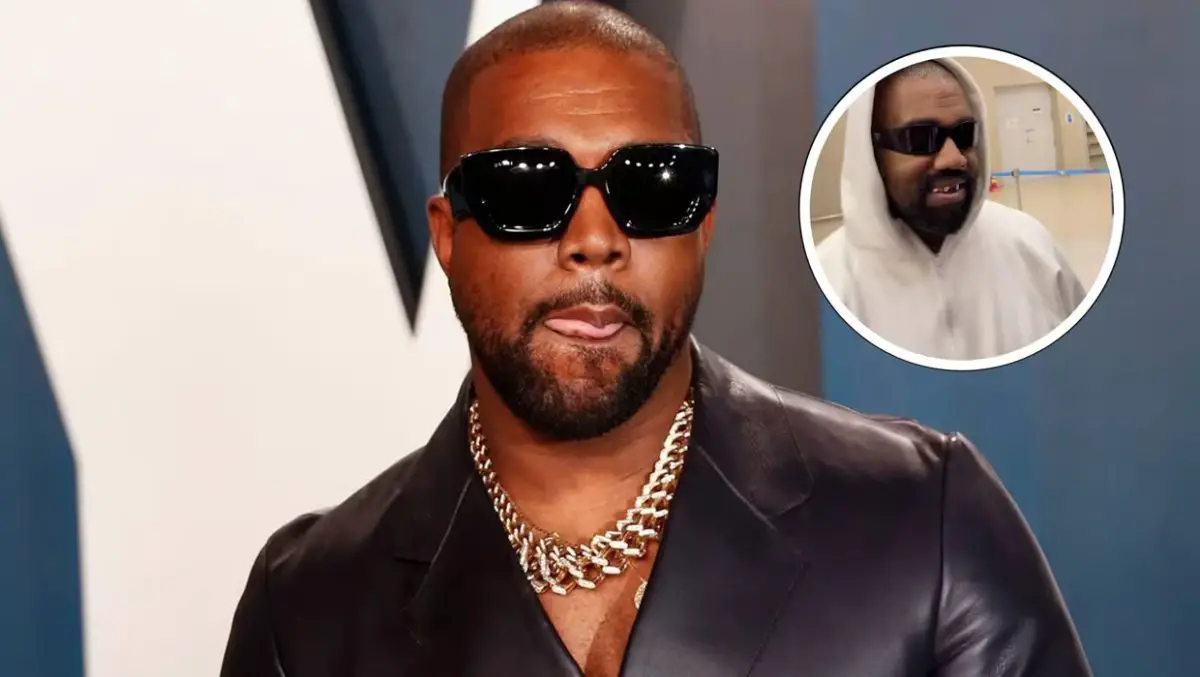 Kanye West luciendo lujosos grills en un evento en Corea del Sur, mostrando su estilo único.