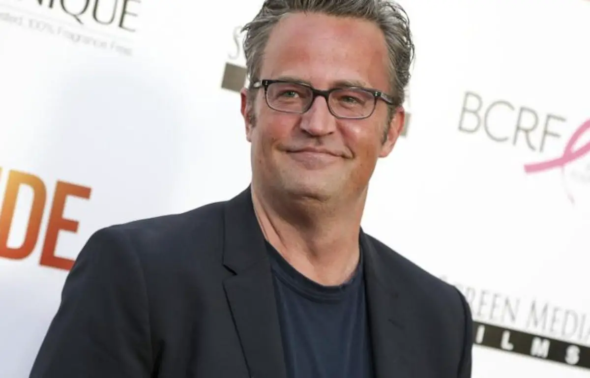 Matthew Perry en la alfombra roja, sonriente antes de su fallecimiento