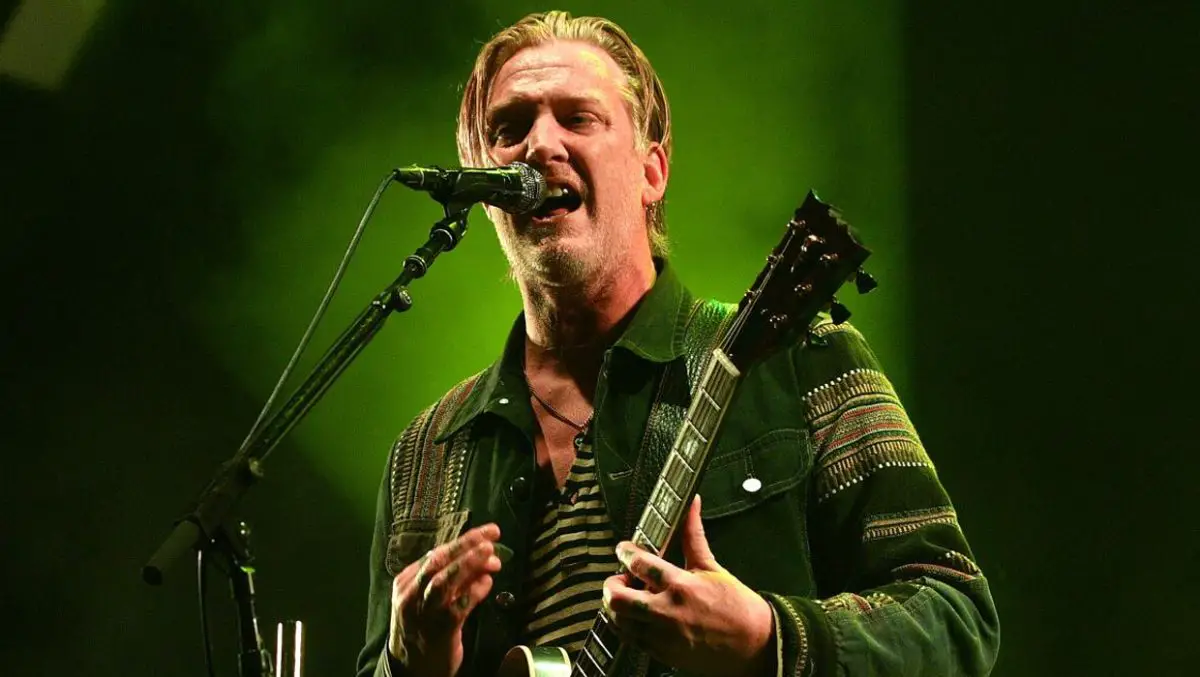 Josh Homme de Queens of the Stone Age en una presentación, antes de la cancelación de la gira de la banda.