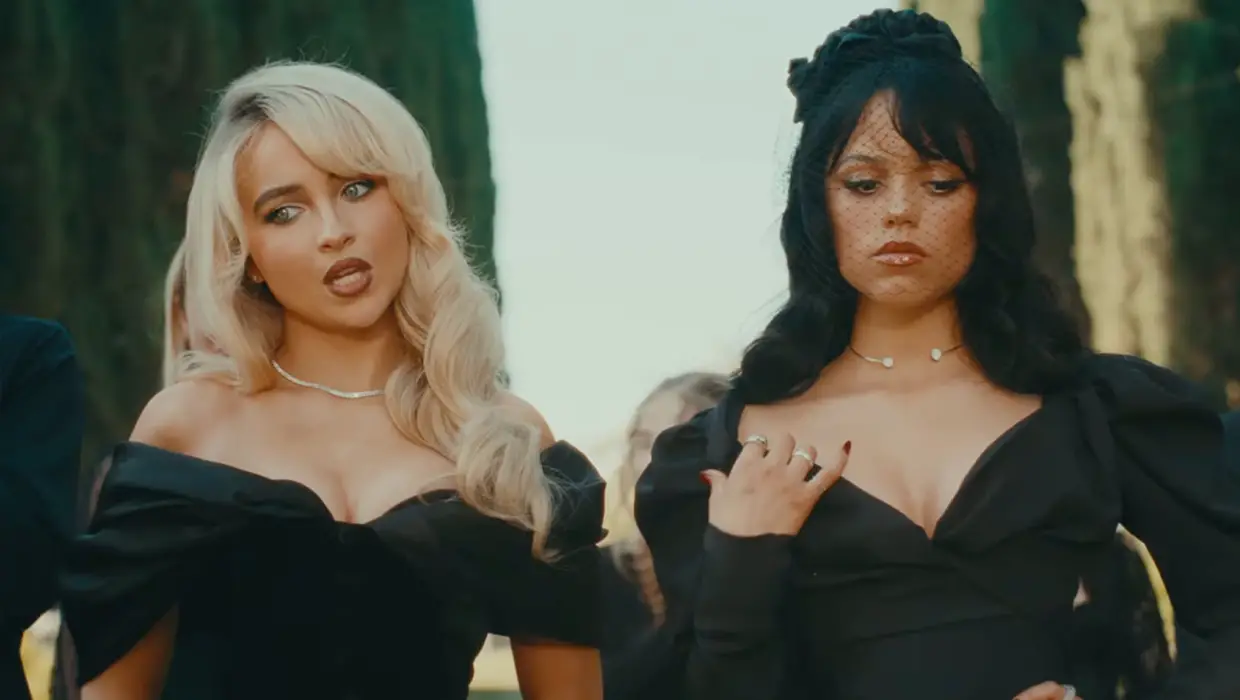 Sabrina Carpenter y Jenna Ortega vestidas de negro en un cementerio para el video "Taste".