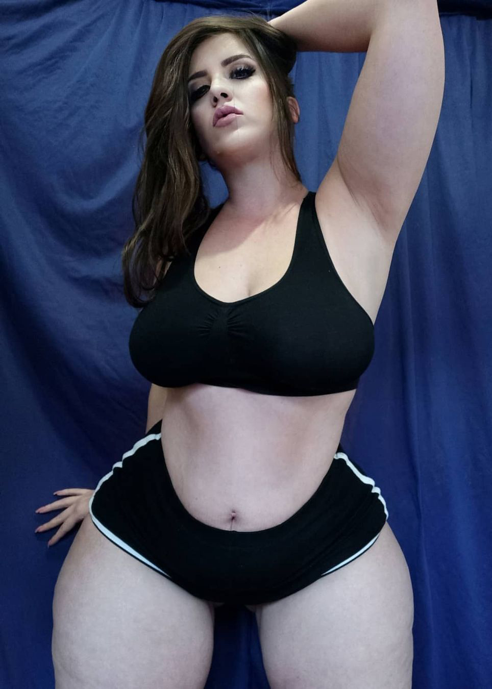 Astrid Berg en conjunto deportivo negro, set minimalista, modelo plus-size argentina