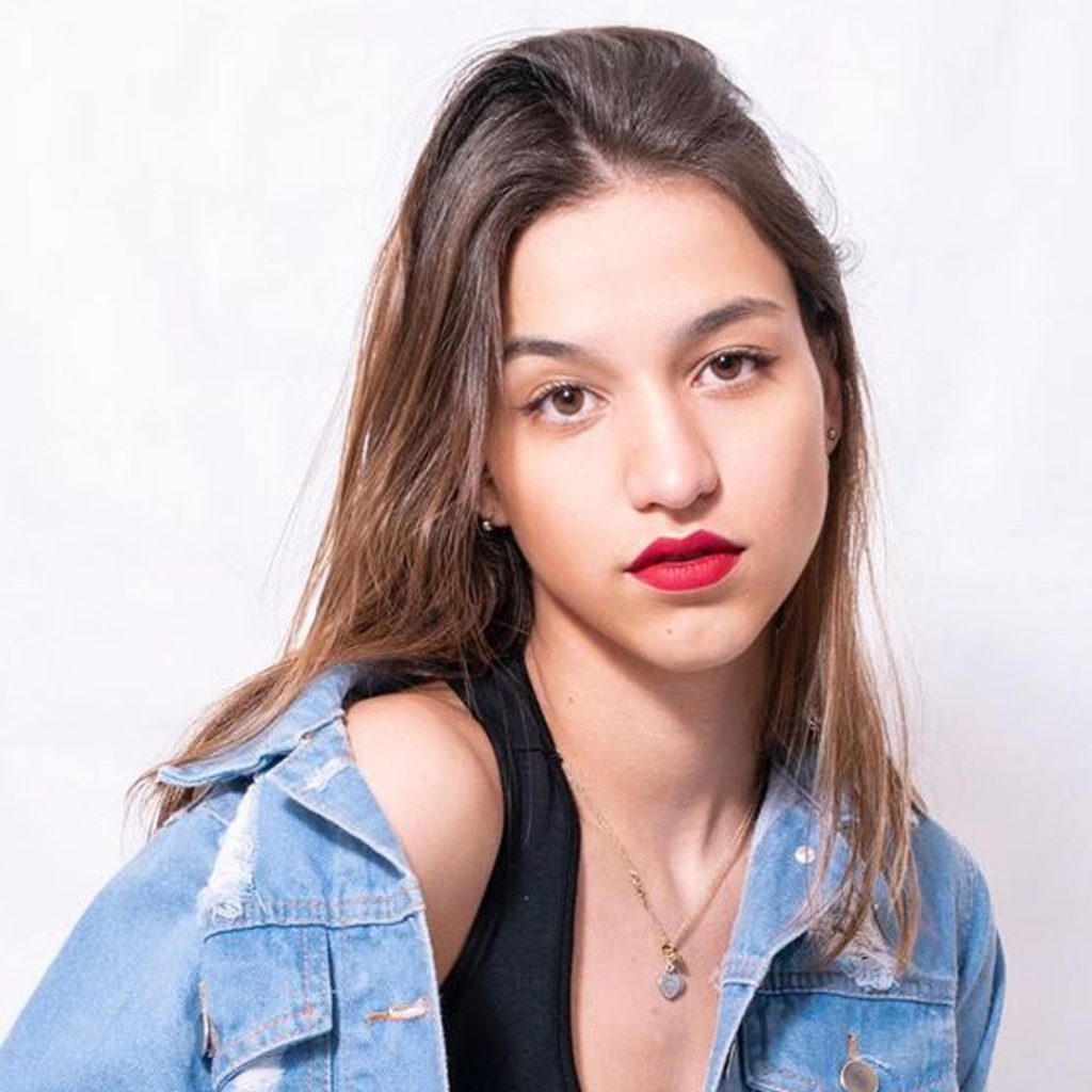 Mikaela Fuente en primer plano con chaqueta de mezclilla ColorMusic