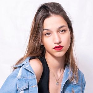 Mikaela Fuente en primer plano con chaqueta de mezclilla - ColorMusic