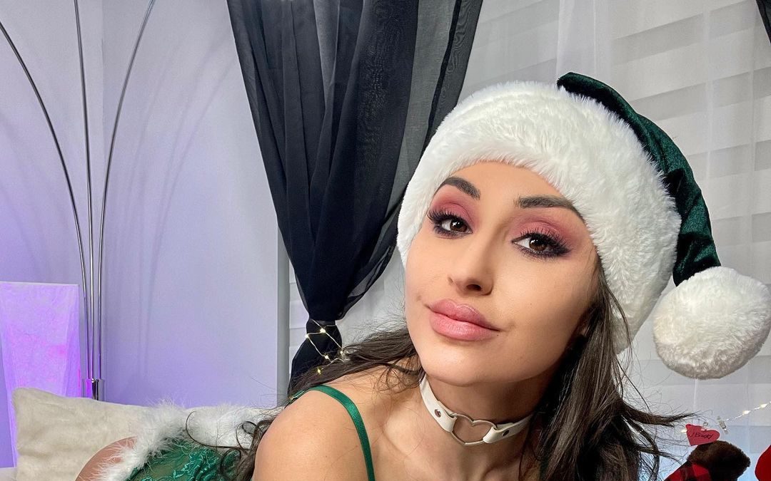 Reya Sunshine en Traje de Duende Navideño - ColorMusic