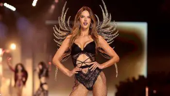Alessandra Ambrosio posando en un desfile de Victoria's Secret