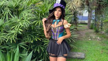 Andrea Valentina Carrillo luciendo su estilo único en una sesión fotográfica.