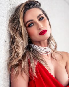 Cara Mell, rubia modelo ucraniana posando con vestido rojo