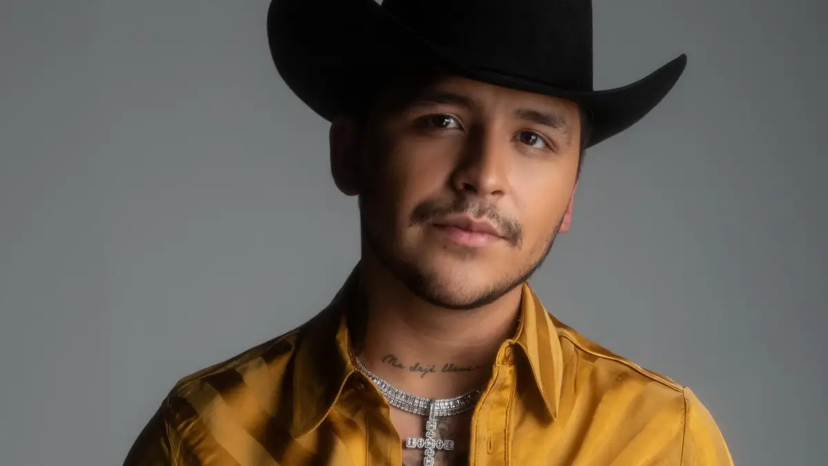 Christian Nodal, es uno de los 50 famosos más bellos del 2024