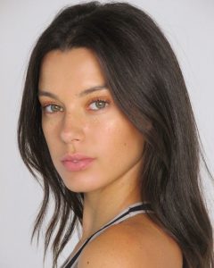 Denise Schaefer posando para una foto de Instagram