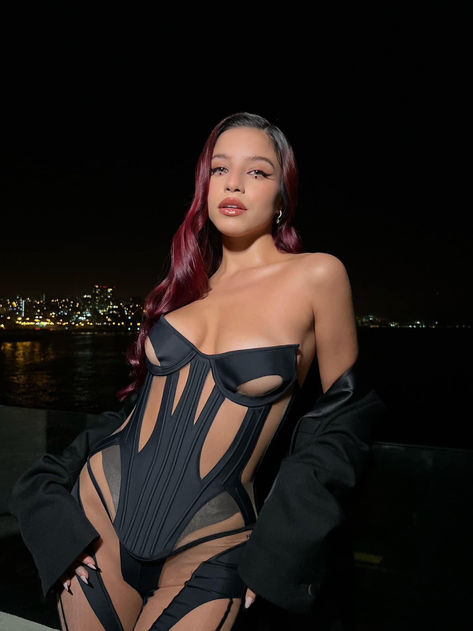 Emilia Mernes sesión nocturna