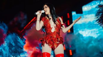 Kimberly Loaiza en una presentación en vivo