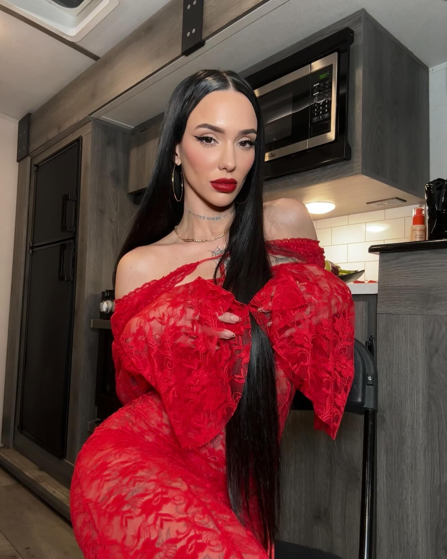 La Joaqui vestido rojo