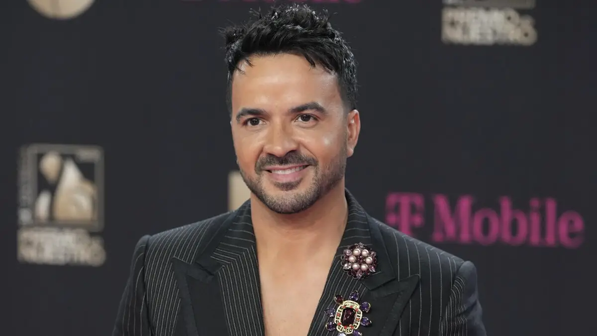 Luis Fonsi, es uno de los 50 famosos más bellos del 2024