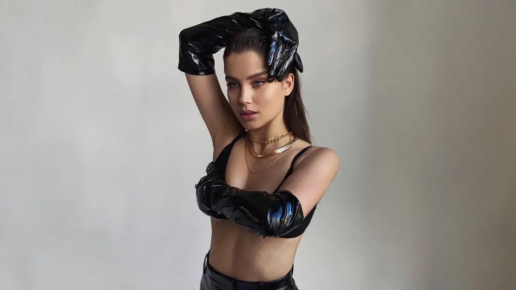 Masha Lobanova posando en latex y cuero