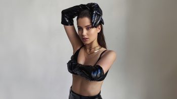 Masha Lobanova posando en latex y cuero