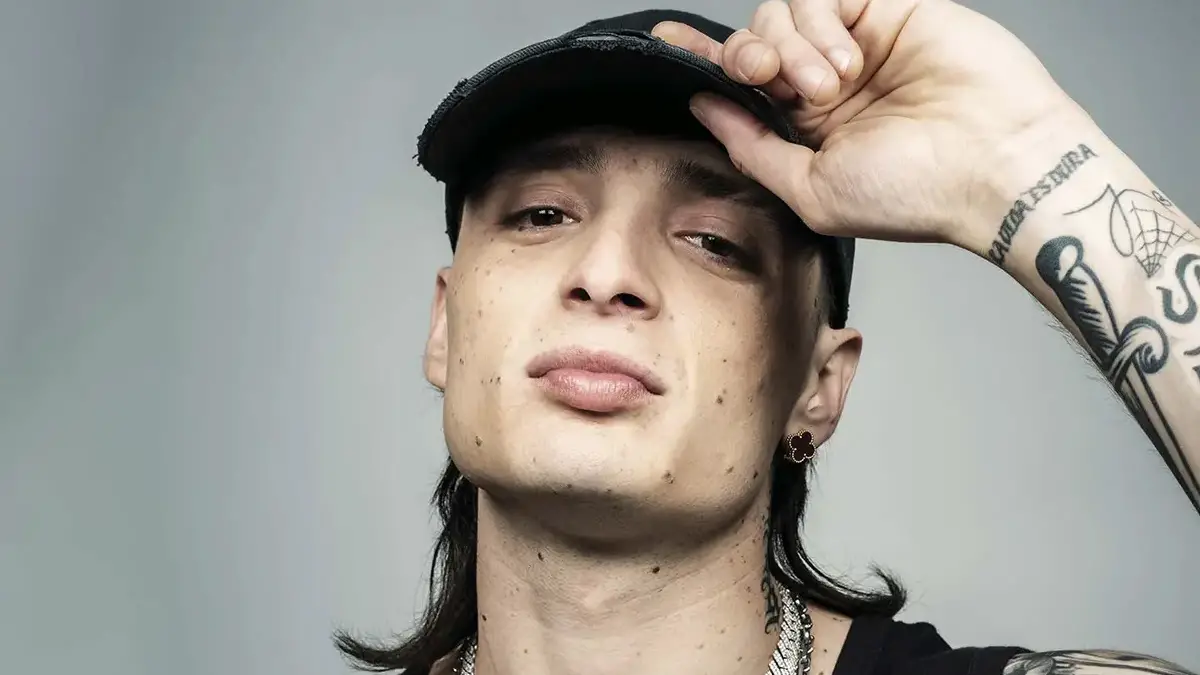 Peso Pluma, es uno de los 50 famosos más bellos del 2024