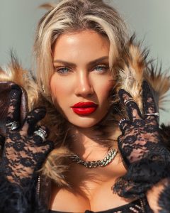 Summer Soderstrom posa con glamour