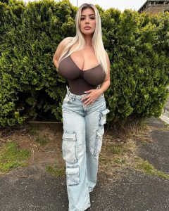 Bella modelo curvy italiana Valentina Di Rocco posando con atuendo glamoroso y mirada cautivadora