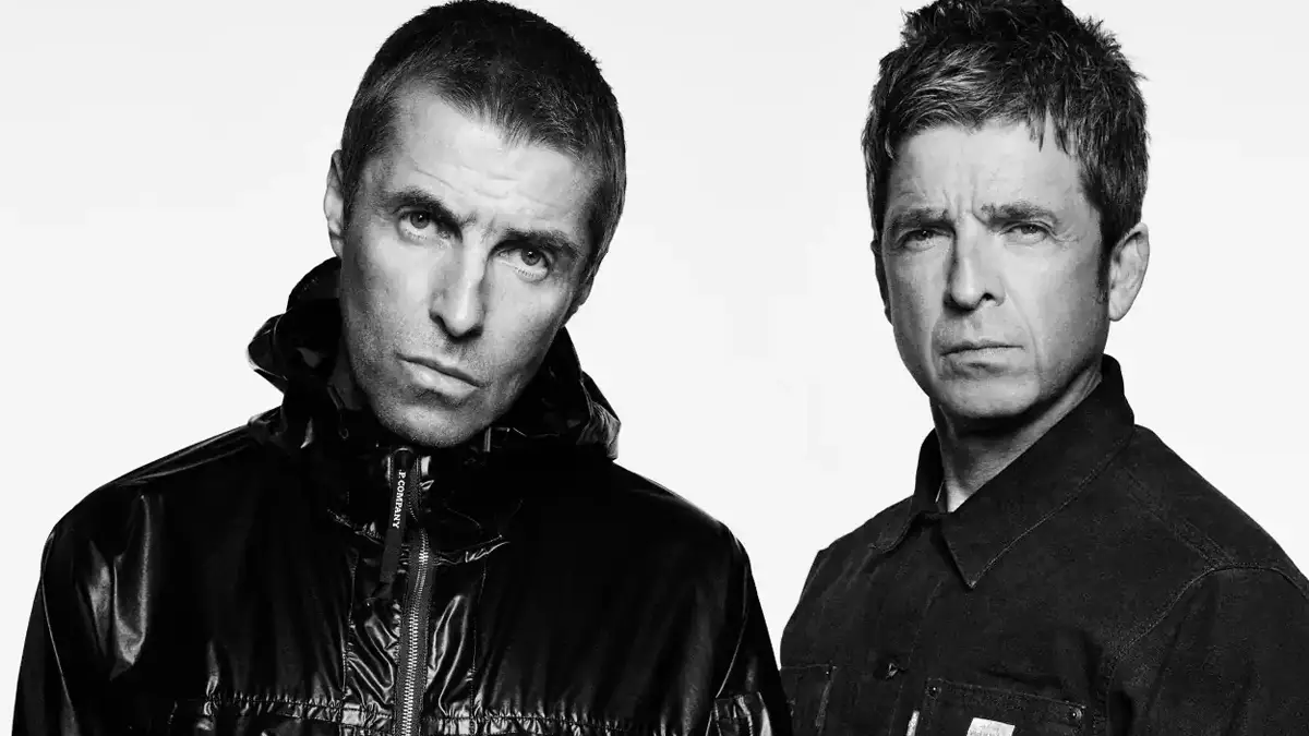 Los hermanos Gallagher posando para sesión promocional del reencuentro de Oasis