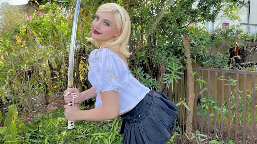 Alida Simone cosplayer con uniforme escolar sexy