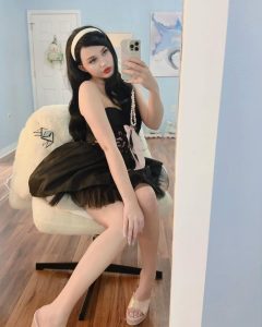 Alida Simone en silla con vestido negro