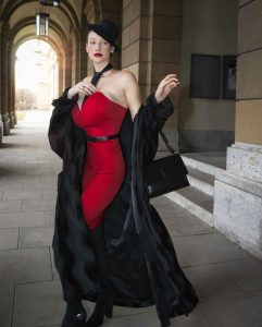 Alina Lewis en vestido rojo elegante