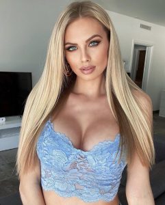 Anet Mlcakova con top azul y maquillaje glamoroso