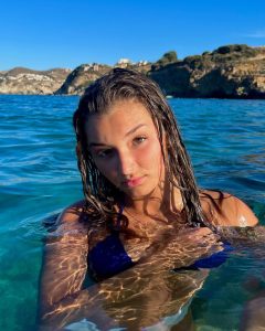Anna Klobouckova con trenzas en el agua