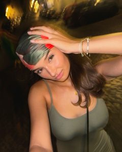 Anna Klobouckova en selfie casual