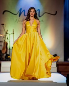Anna Klobouckova en gala con vestido amarillo