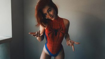 Danielle Boker cosplayer en traje de Spider-Woman sexy