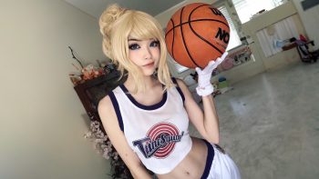 Emiru cosplayer con look de basquetbolista sexy