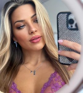 Eva Perkausova selfie lencería