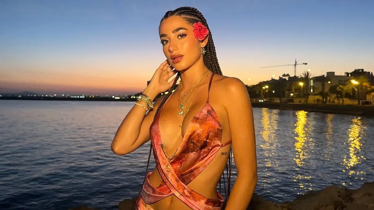 Lola Lolita influencer española con look playero sexy