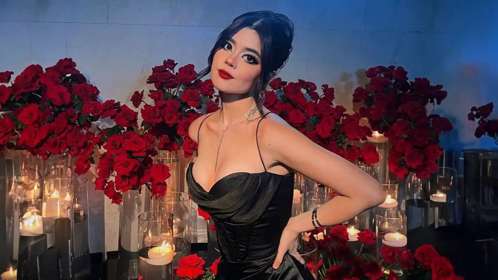 Lynda Parra actriz mexicana con vestido negro sexy