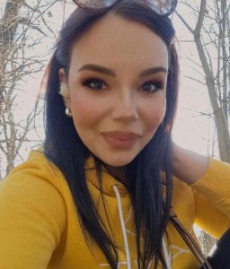 Sofia Lee en suéter amarillo