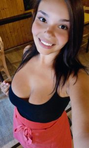 Sofia Lee en top negro y falda roja