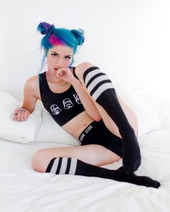Fay Suicide destacando su autenticidad y talento multifacético en una sesión de fotos