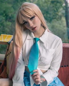 Fay Suicide destacando su autenticidad y talento multifacético en una sesión de fotos