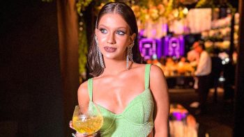 Alice Cantuaria TikTok Star brasileña sexy con top verde