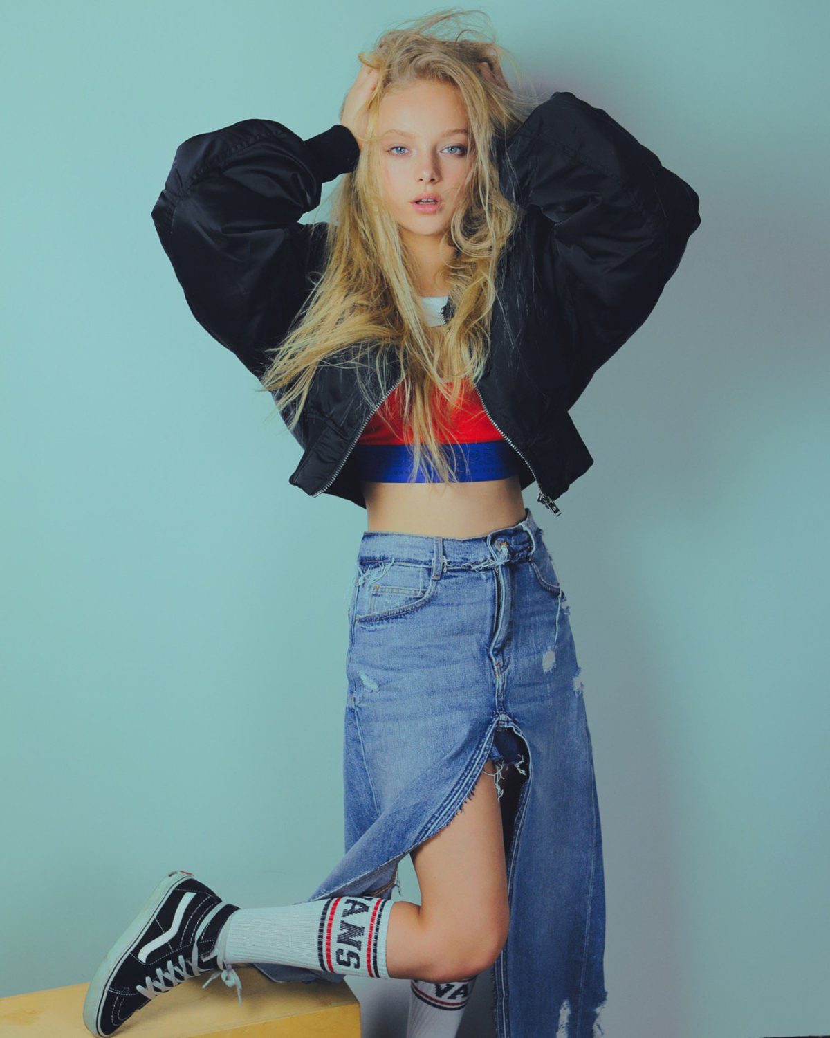 Amiah Miller en outfit deportivo con falda denim - ColorMusic