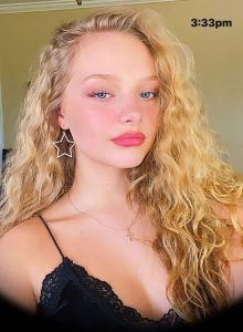 Amiah Miller con accesorios en forma de estrella