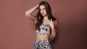 Caitlin Carmichael actriz e influencer sexy en interiores