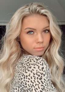 Caroline Gregory influencer en top animal print